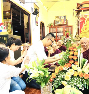 Gia Đình Phật Tử Khánh Hỷ Cúng Dường Kinh Sách Đêm Đầu Đà