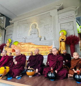 Chư Tăng Tụng Kinh Chúc Phúc cho Phật Tử Sau Khi Đi Khất Thực Tại Hắc Dịch Trở Về